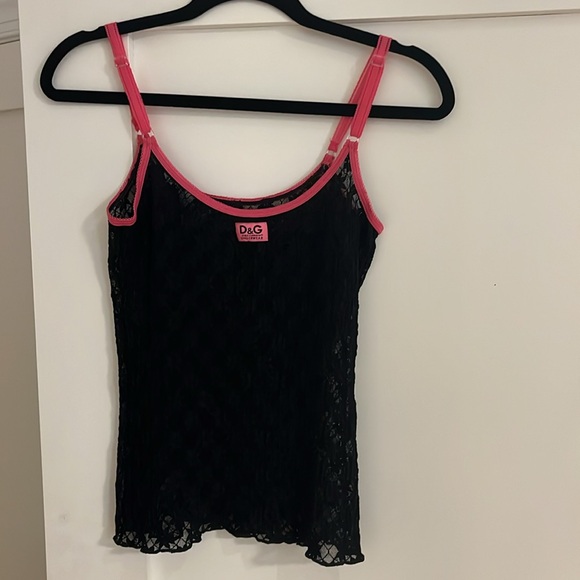 D&G lace tank top with adjustable straps. - Picture 3 of 4